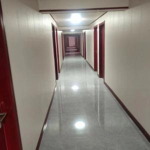 油田區(qū)域內院落對外出租，可辦公住宿，可同時容納百人以上。大院