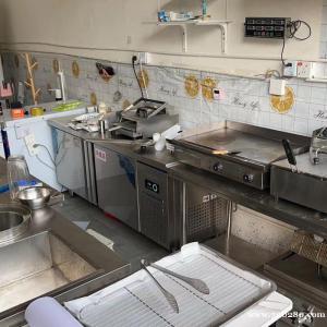 現(xiàn)將本店忍痛轉(zhuǎn)讓，地址大港油田新港假日，設(shè)備齊全帶房費（所有