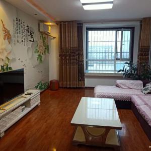 陽光佳園1里98型4樓精裝2000元包采暖